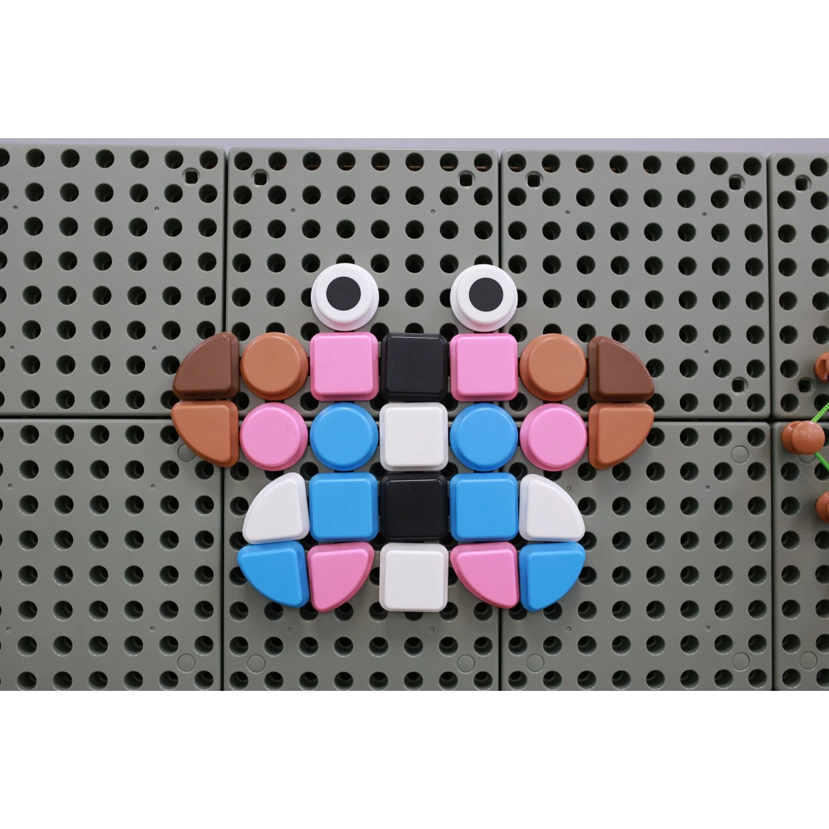 MASTERKIDZ Drewniana Tablica STEM Wolnostojąca XXL w Kształcie Domu + Akcesoria | Pan Piksel