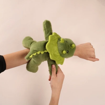 DOUDOU ET COMPAGNIE DOUDOU pluszowa bransoletka slap dinozaur Podcoll Histoire d'Ours ciemny zielony