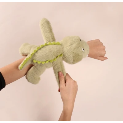 DOUDOU ET COMPAGNIE DOUDOU pluszowa bransoletka slap krokodyl Podcoll Histoire d'Ours zielony