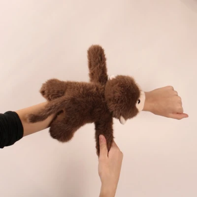 DOUDOU ET COMPAGNIE DOUDOU pluszowa bransoletka slap małpa Podcoll Histoire d'Ours brązowy