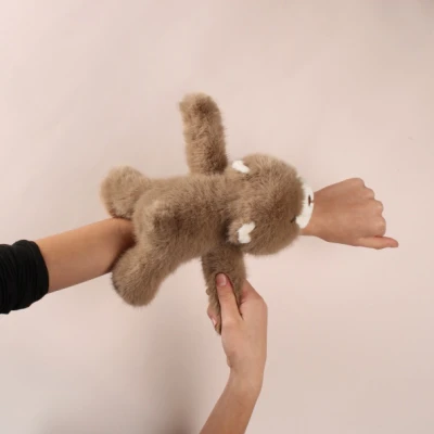 DOUDOU ET COMPAGNIE DOUDOU pluszowa bransoletka slap miś Podcoll Histoire d'Ours jasny brązowy