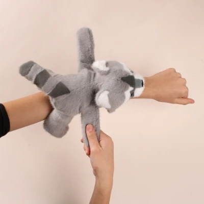 DOUDOU ET COMPAGNIE DOUDOU pluszowa bransoletka slap szop Podcoll Histoire d'Ours szary