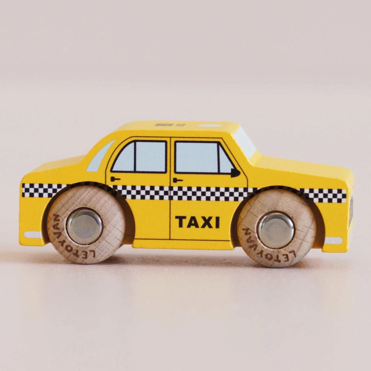 LE TOY VAN Samochodzik Trixie
