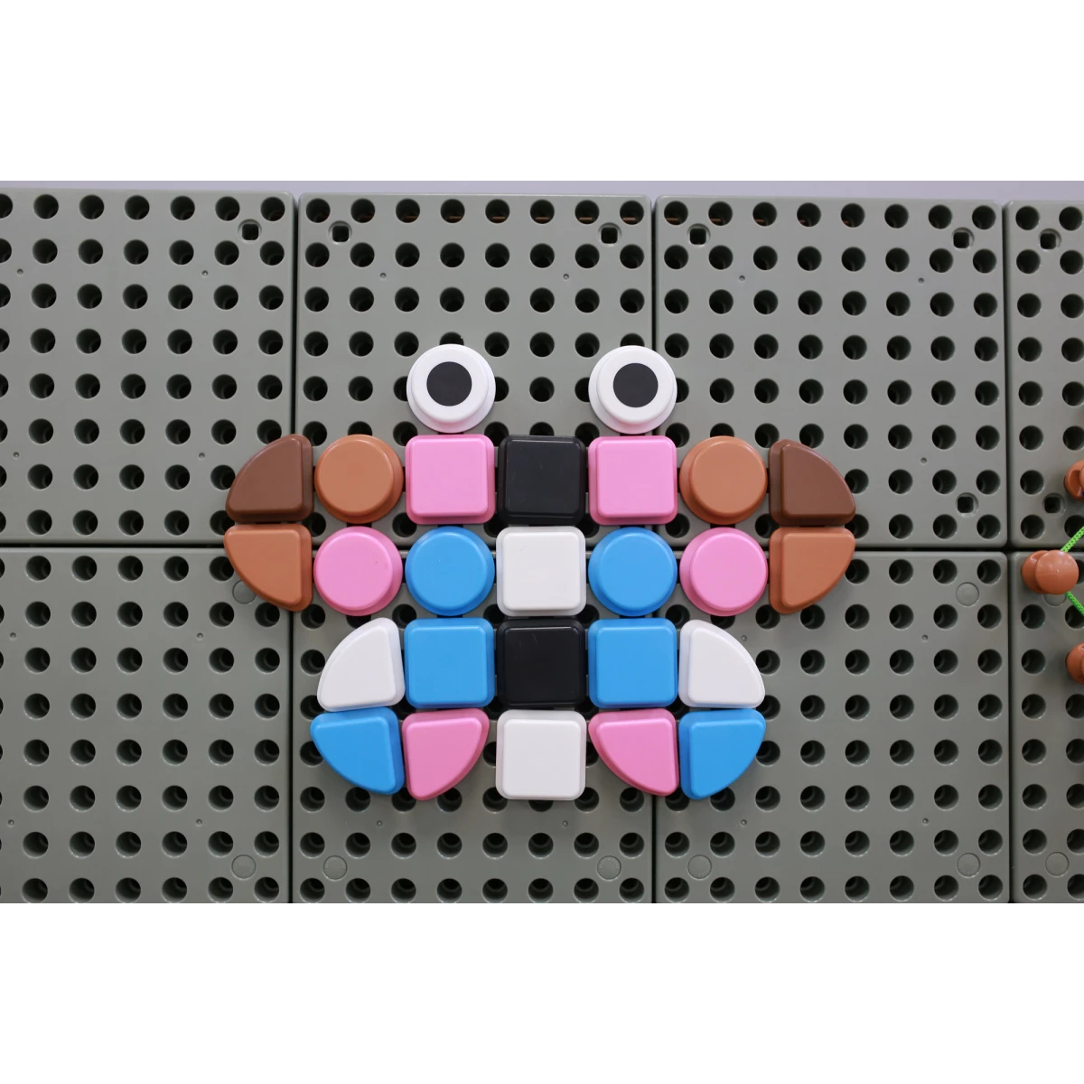 MASTERKIDZ Zestaw Kołeczki w kształcie figur geometrycznych 64szt do tablic STEM | Pan Piksel