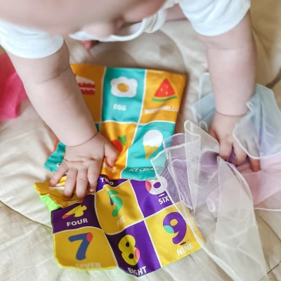 WOOPIE BABY Zabawka Edukacyjna Sensoryczna Pani Metka Pudełeczko Chusteczek | Pan Piksel