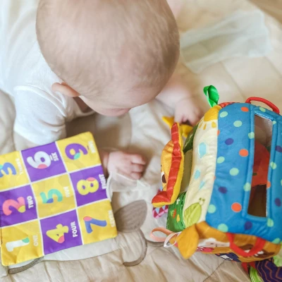 WOOPIE BABY Zabawka Edukacyjna Sensoryczna Pani Metka Pudełeczko Chusteczek | Pan Piksel