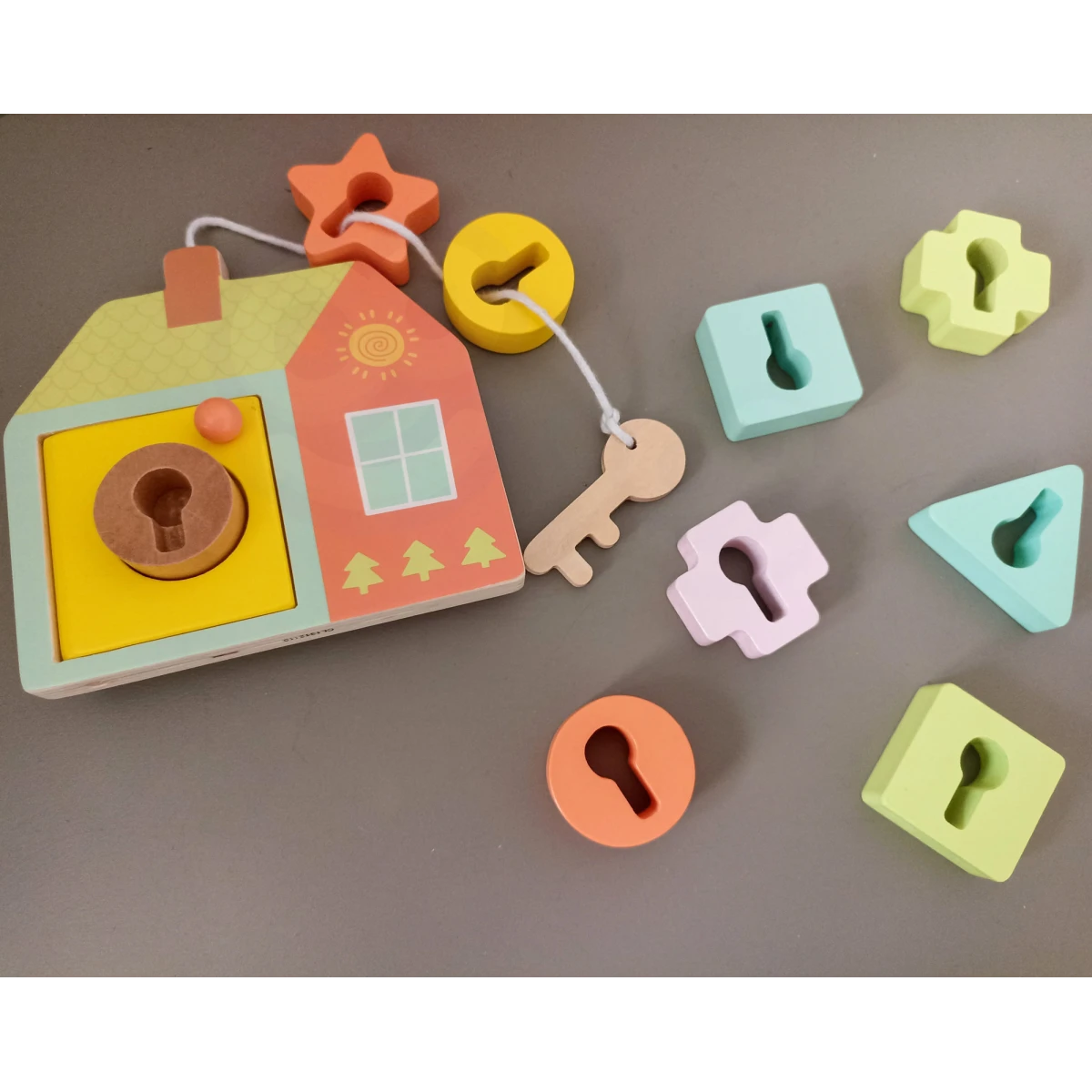 CLASSIC WORLD Drewniana Przeplatanka Klocki do Nawlekania Klucze i Drzwi MONTESSORI 11 el. | Pan Piksel