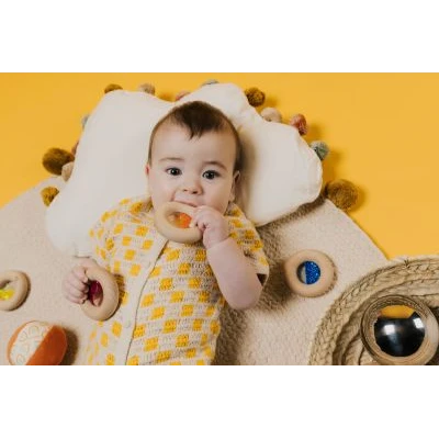 Petit Boum Drewniana zabawka sensoryczna do rączki Donut Calm Pomarańczowy 6m+