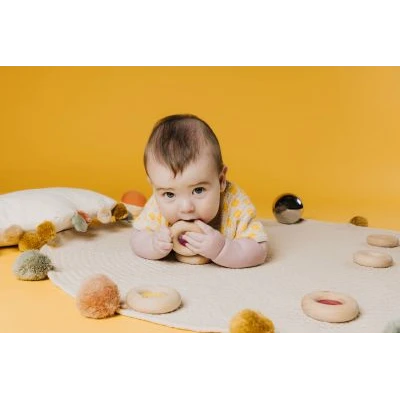 Petit Boum Drewniana zabawka sensoryczna do rączki Donut Calm Żółty 6m+