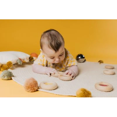 Petit Boum Drewniana zabawka sensoryczna do rączki Donut Calm Zielony 6m+