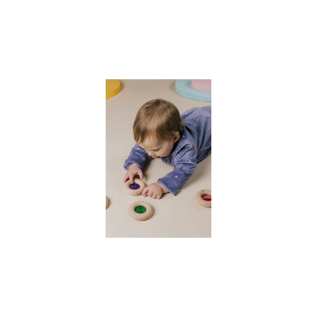 Petit Boum Drewniana zabawka sensoryczna do rączki Donut Calm Fioletowy 6m+