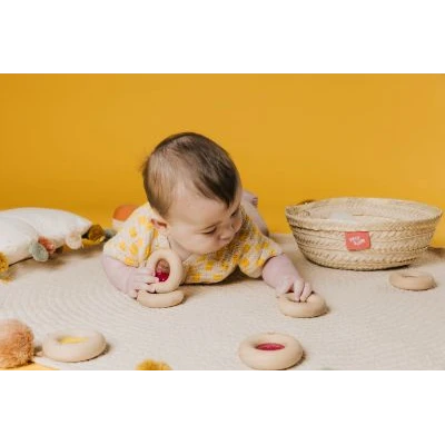 Petit Boum Drewniana zabawka sensoryczna do rączki Donut Calm Różowy 6m+