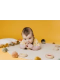Petit Boum Drewniana zabawka sensoryczna do rączki Donut Calm Czerwony 6m+
