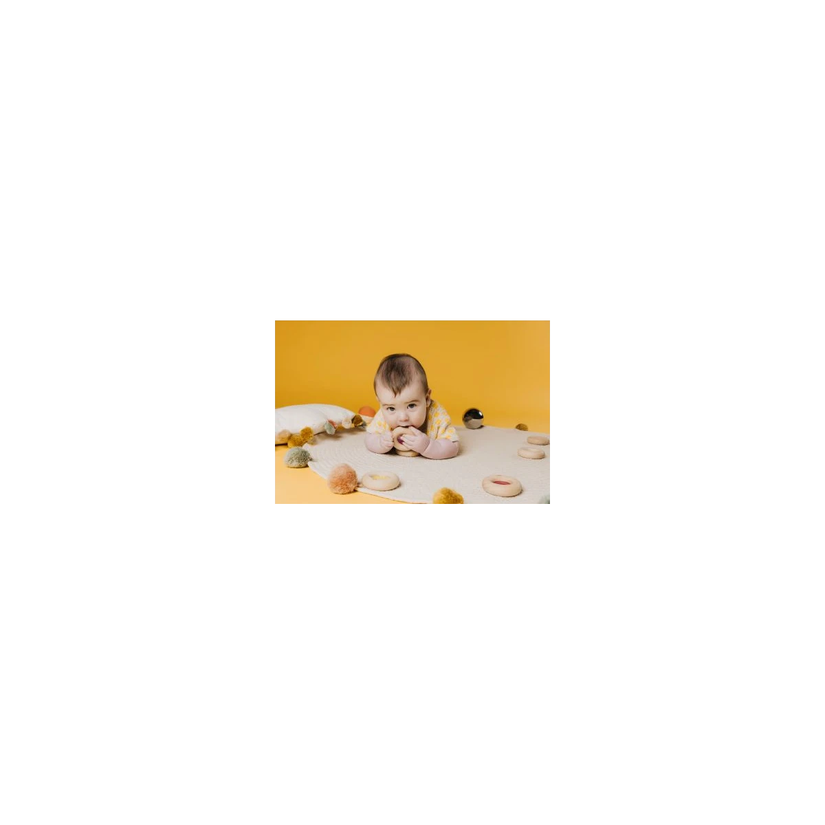 Petit Boum Drewniana zabawka sensoryczna do rączki Donut Calm Czerwony 6m+