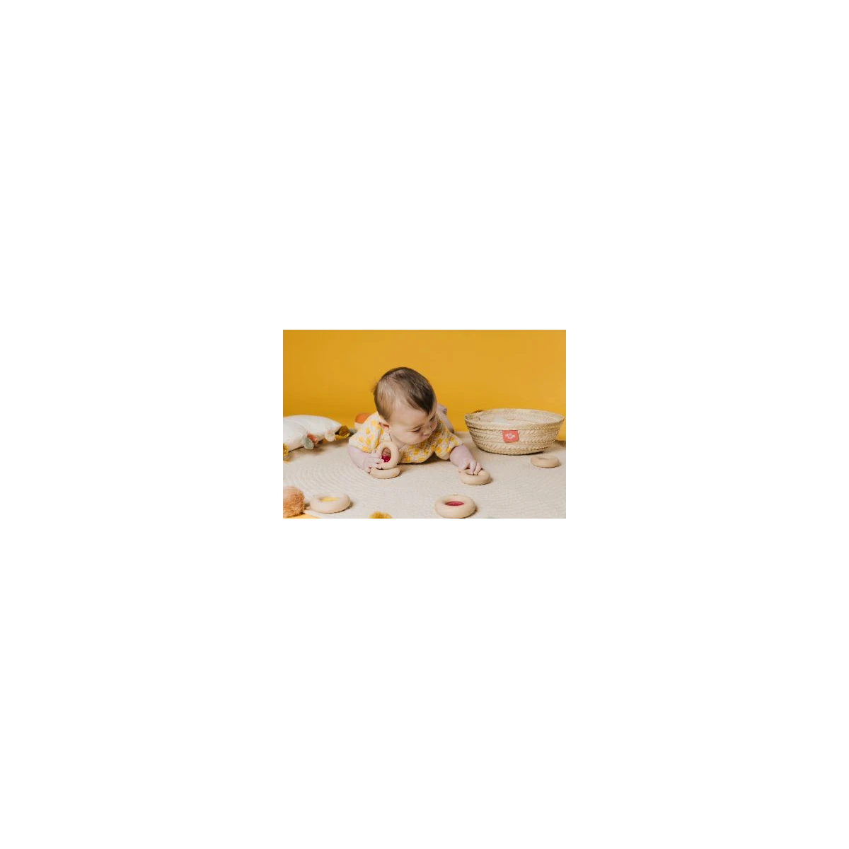 Petit Boum Drewniana zabawka sensoryczna do rączki Donut Calm Czerwony 6m+