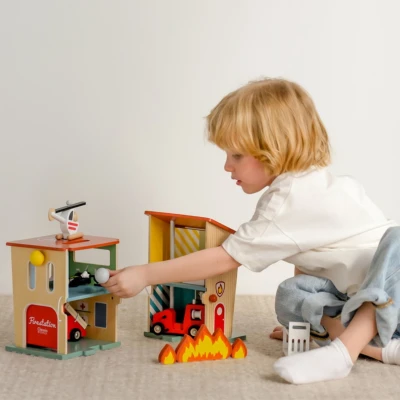 CLASSIC WORLD Remiza Strażacka Drewniana Garaż Auto Helikopter Figurki 13el.