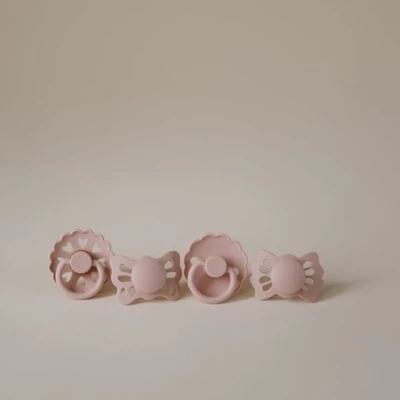FRIGG Zestaw startowy: 4 smoczki uspokajające Floral Heart Blus