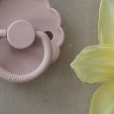 FRIGG Daisy Smoczek uspokajający 2-pak silikon 6-18m Blush / Crea