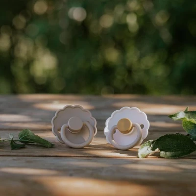 FRIGG Daisy Smoczek uspokajający 2-pak silikon 6-18m Chamomile /