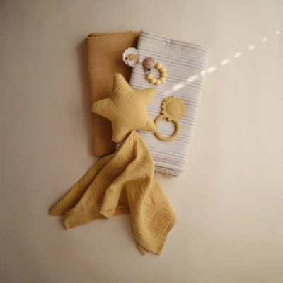 Mushie Gryzak Silikonowy Lew Soft Yellow