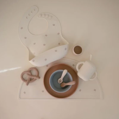 Mushie Śliniak Silikonowy Pretzel