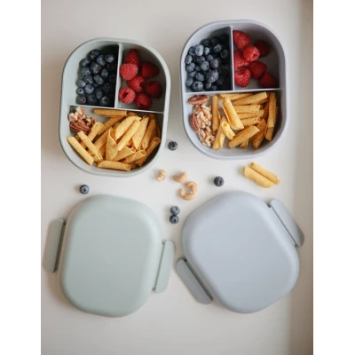 Mushie Lunchbox dla Dzieci Pojemnik na Jedzenie ze Sztućcami Sage