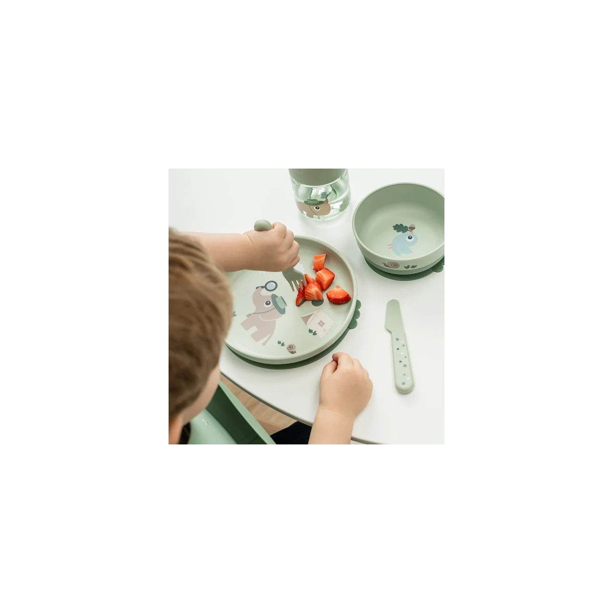 Done by Deer Zestaw naczyń z kubkiem 360° Foodie Tiny Trails Gree