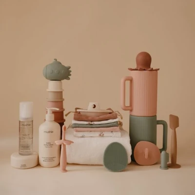 Mushie Silikonowy kubek do spłukiwania głowy Blush
