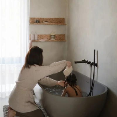 Mushie Silikonowy kubek do spłukiwania głowy Shifting Sand