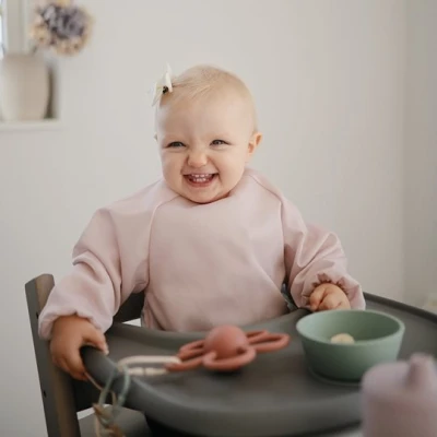 Mushie Śliniak z rękawami Blush