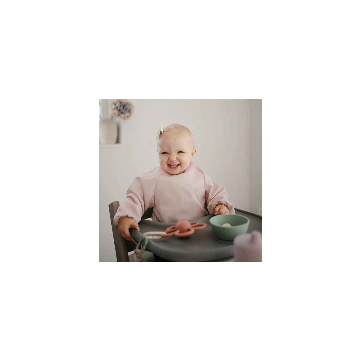 Mushie Śliniak z rękawami Blush