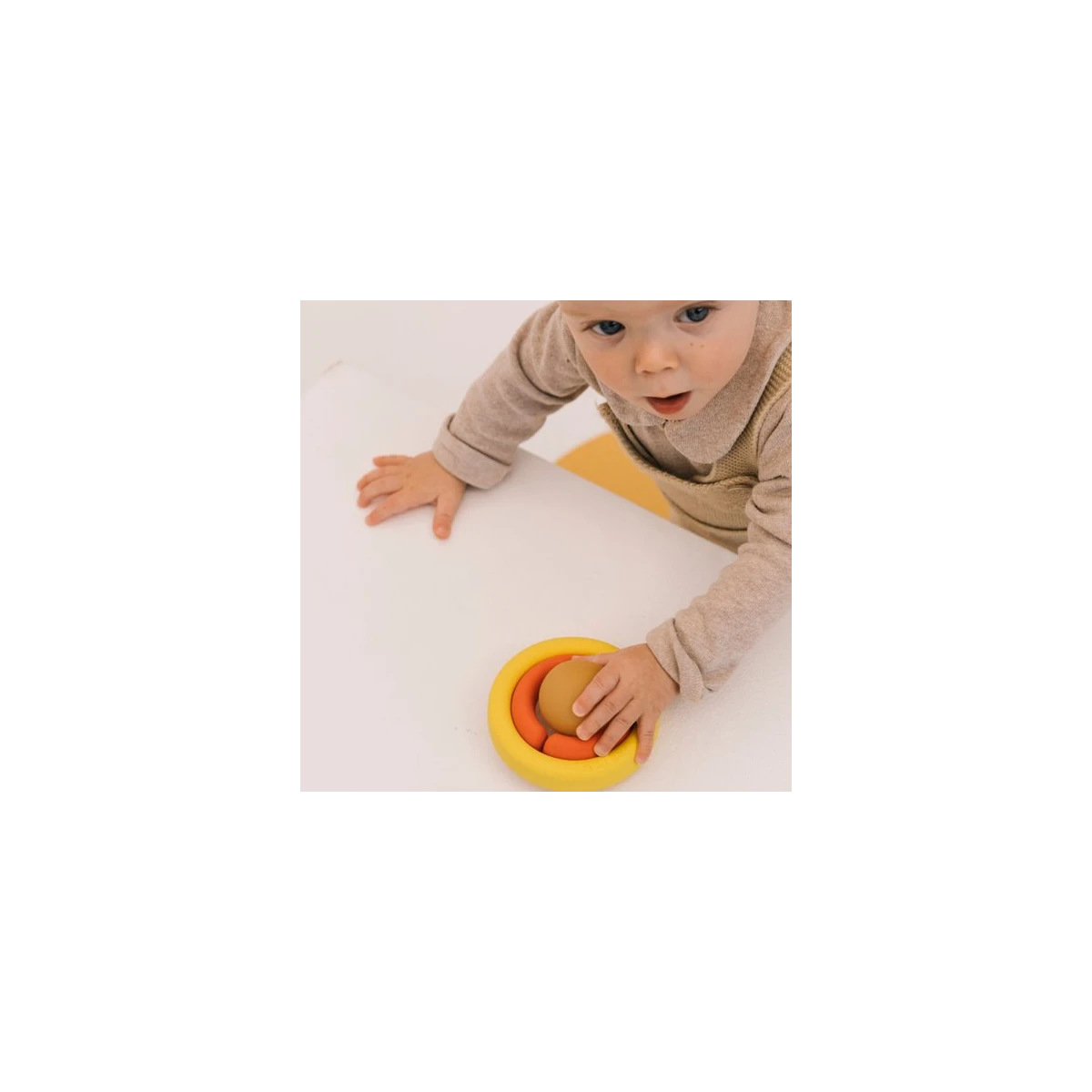 Oli & Carol Naturalna Zabawka Sensoryczna 4w1 Evolutive Capsule
