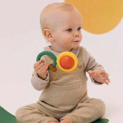 Oli & Carol Grzechotka Sensoryczna z Kauczuku Evolutive Capsule