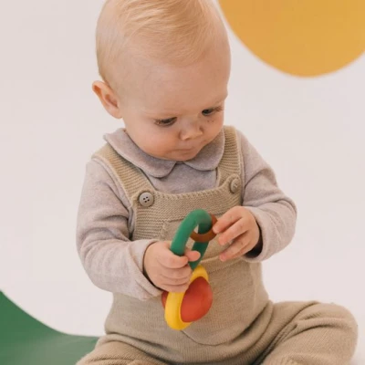 Oli & Carol Grzechotka Sensoryczna z Kauczuku Evolutive Capsule