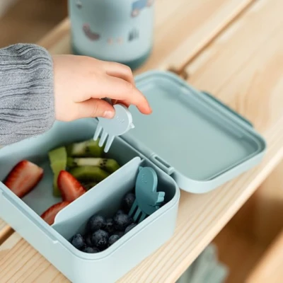 Done by Deer Lunchbox dla Dziecka z Widelczykami Tiny Farm Blue