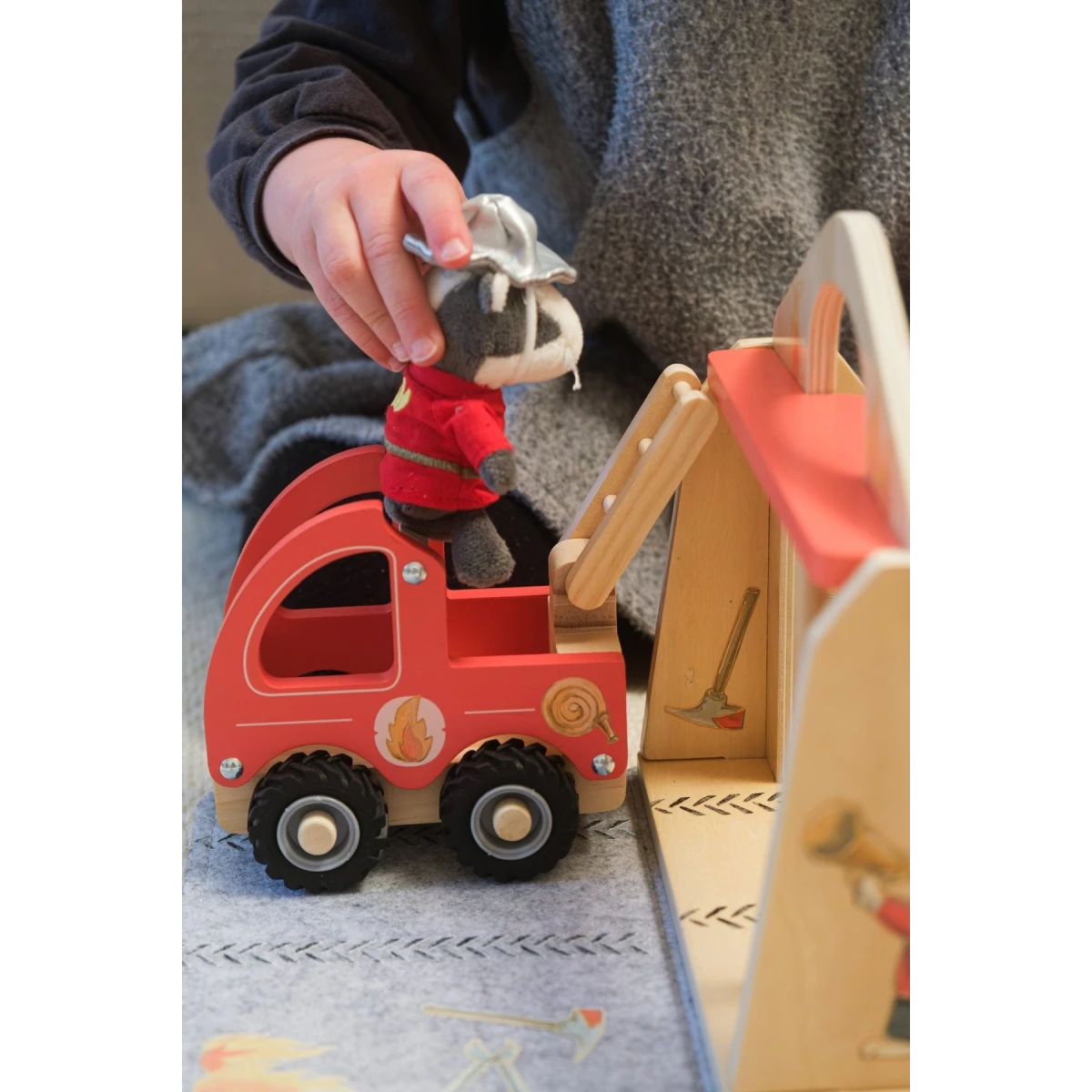 EGMONT TOYS Wóz strażacki z figurką przyjaciela mały