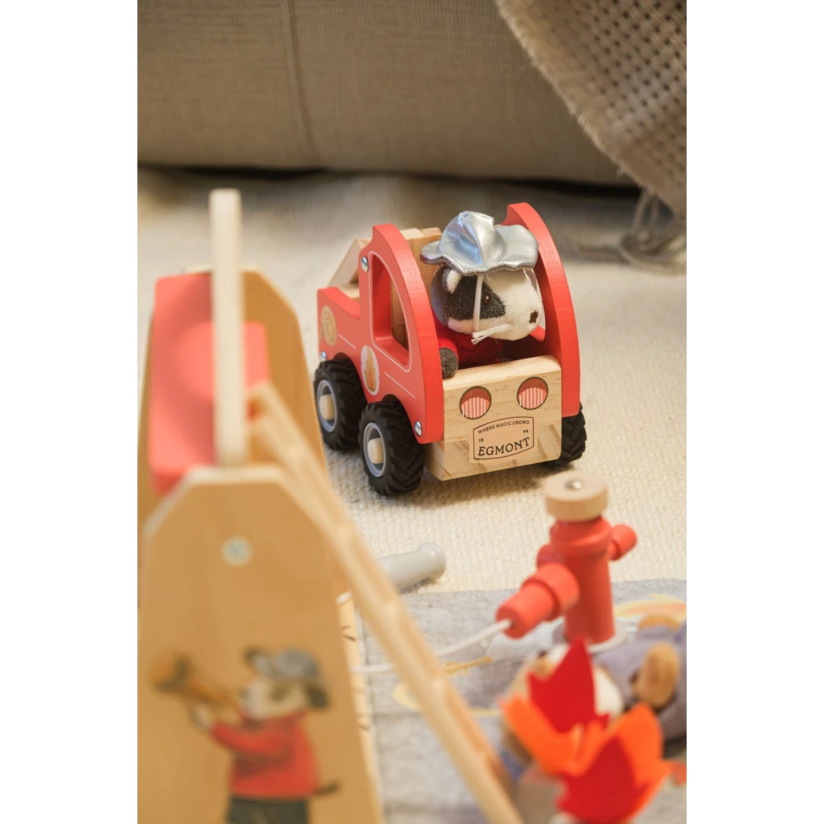 EGMONT TOYS Wóz strażacki z figurką przyjaciela mały