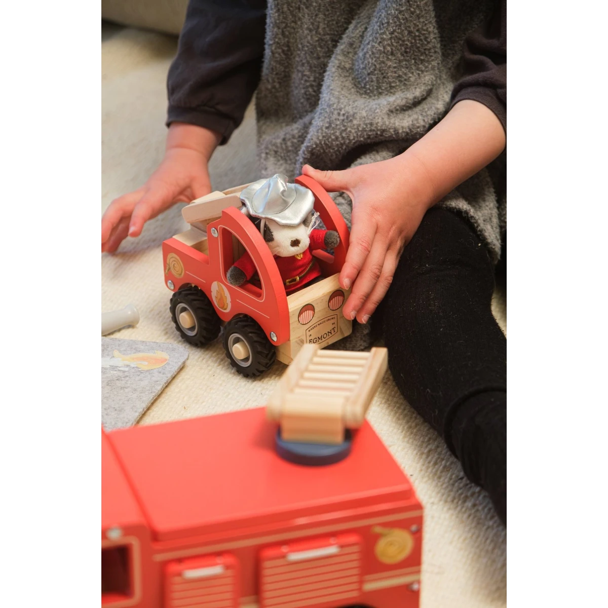 EGMONT TOYS Wóz strażacki z figurką przyjaciela mały