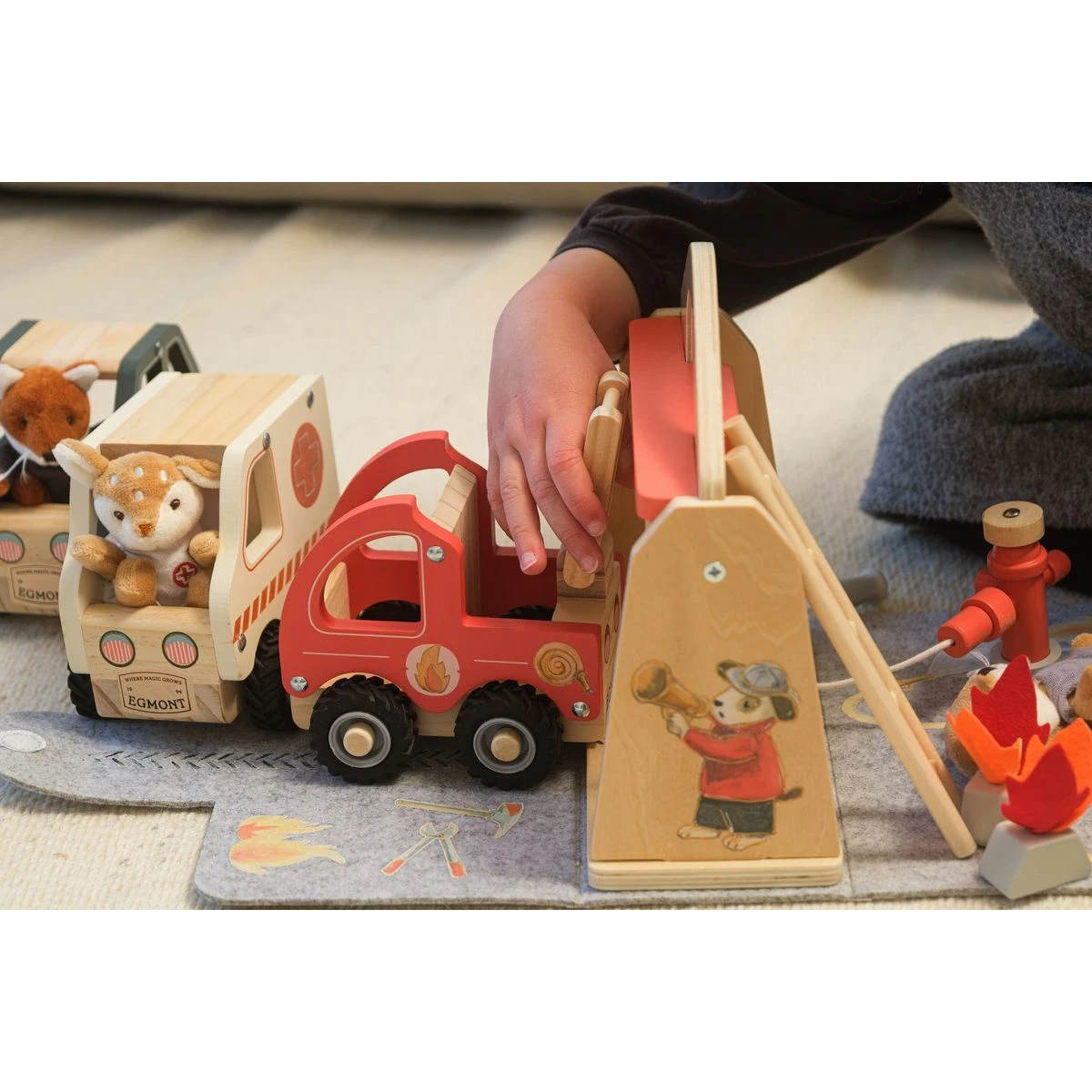 EGMONT TOYS Wóz strażacki z figurką przyjaciela mały