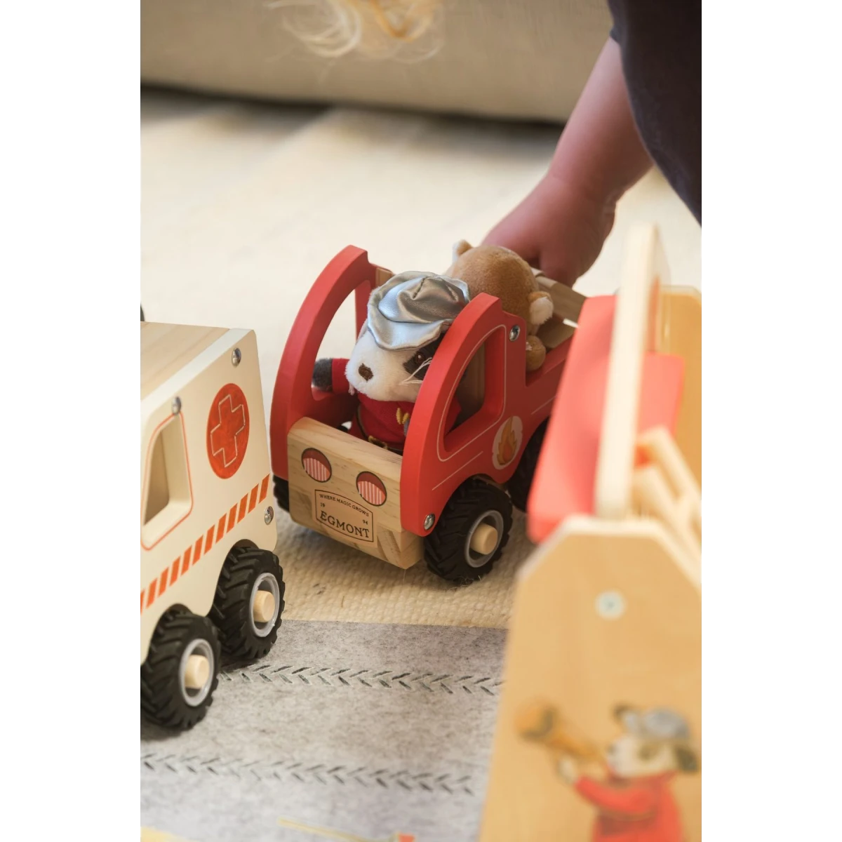 EGMONT TOYS Wóz strażacki z figurką przyjaciela mały