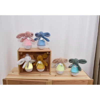 DOUDOU ET COMPAGNIE DOUDOU lampka nocna muzyczna Lapin Doudou Culbuto  16 cm różowa