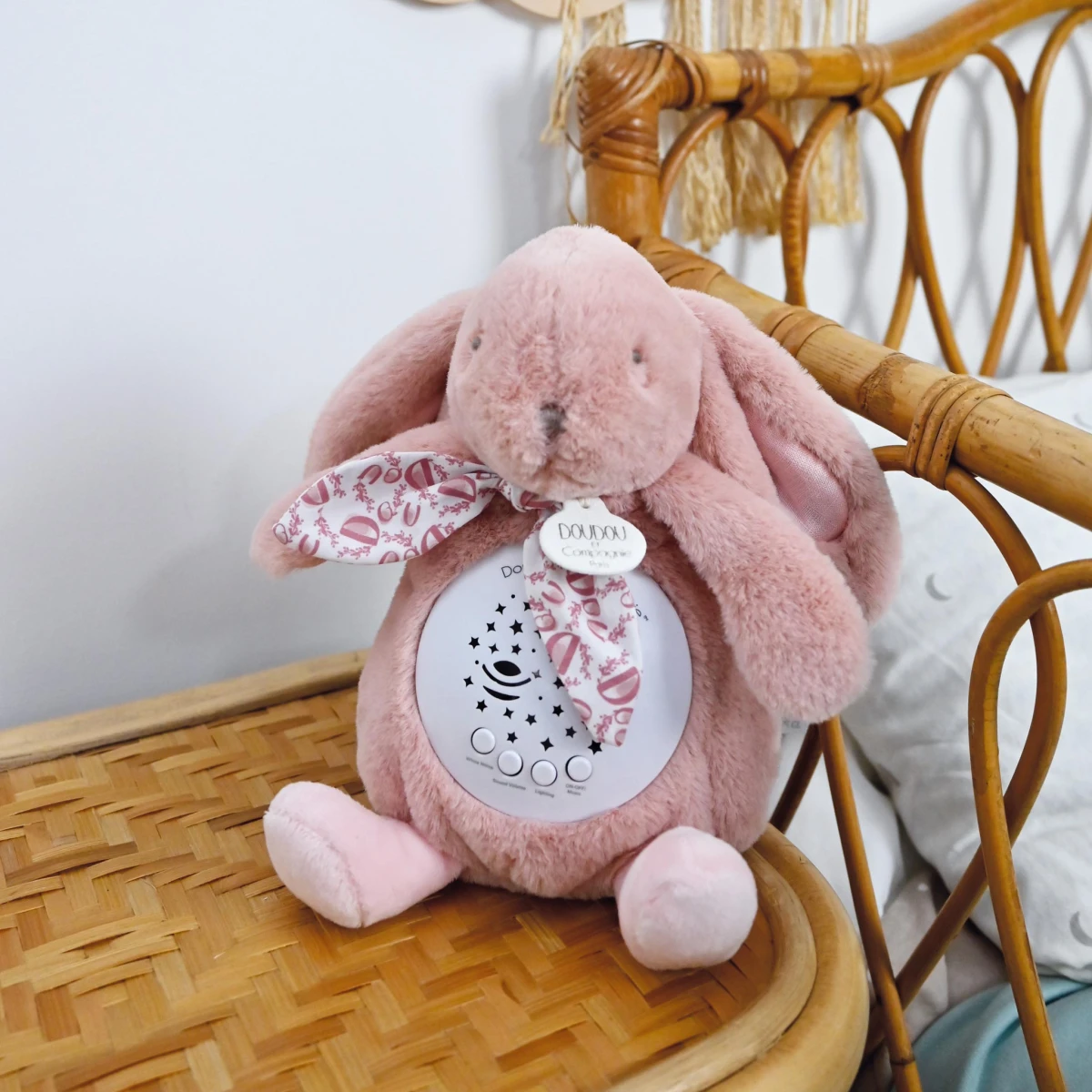 DOUDOU ET COMPAGNIE DOUDOU lampka projektor muzyczny króliczek Lapin Doudou Projection  19 cm różowy