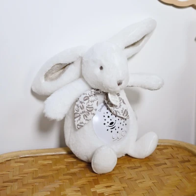 DOUDOU ET COMPAGNIE DOUDOU lampka projektor muzyczny króliczek Lapin Doudou Projection  19 cm biały