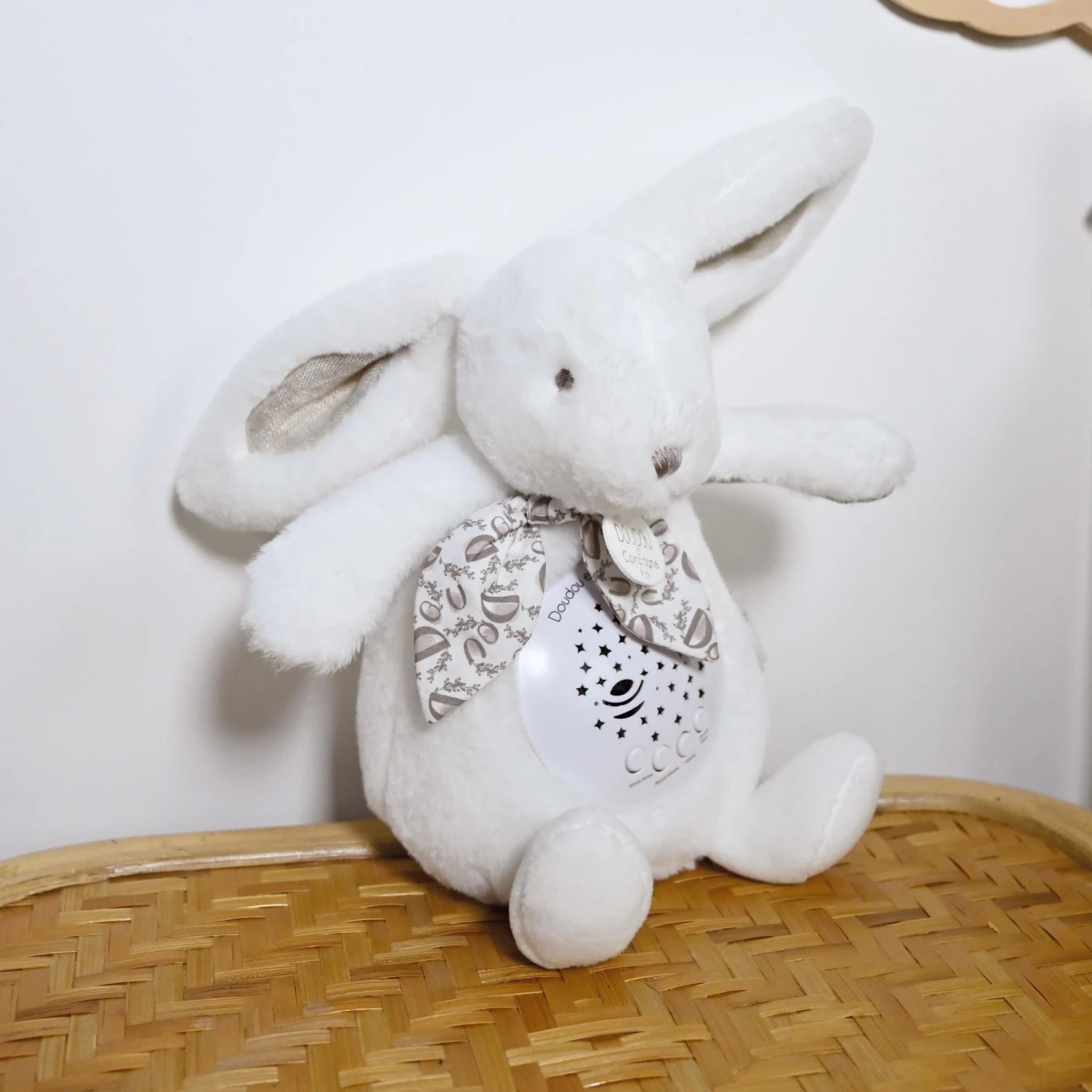 DOUDOU ET COMPAGNIE DOUDOU lampka projektor muzyczny króliczek Lapin Doudou Projection  19 cm biały