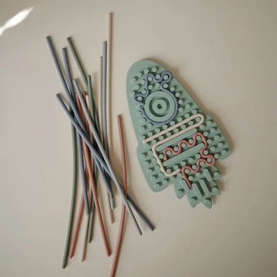 Mushie Tablica sensoryczna labirynt przeplatanka Rakieta