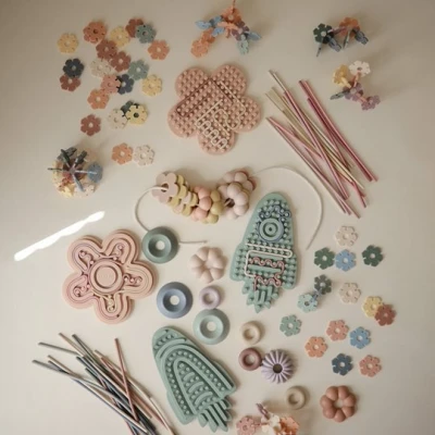 Mushie Tablica sensoryczna labirynt przeplatanka Rakieta