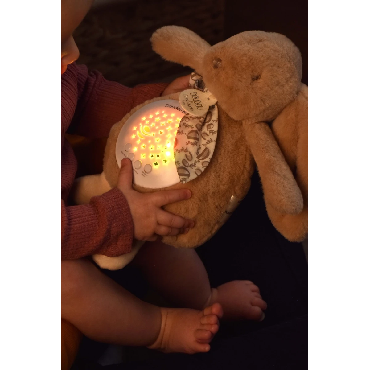 DOUDOU ET COMPAGNIE DOUDOU lampka projektor muzyczny króliczek Lapin Doudou Projection  19 cm beżowy piaskowy