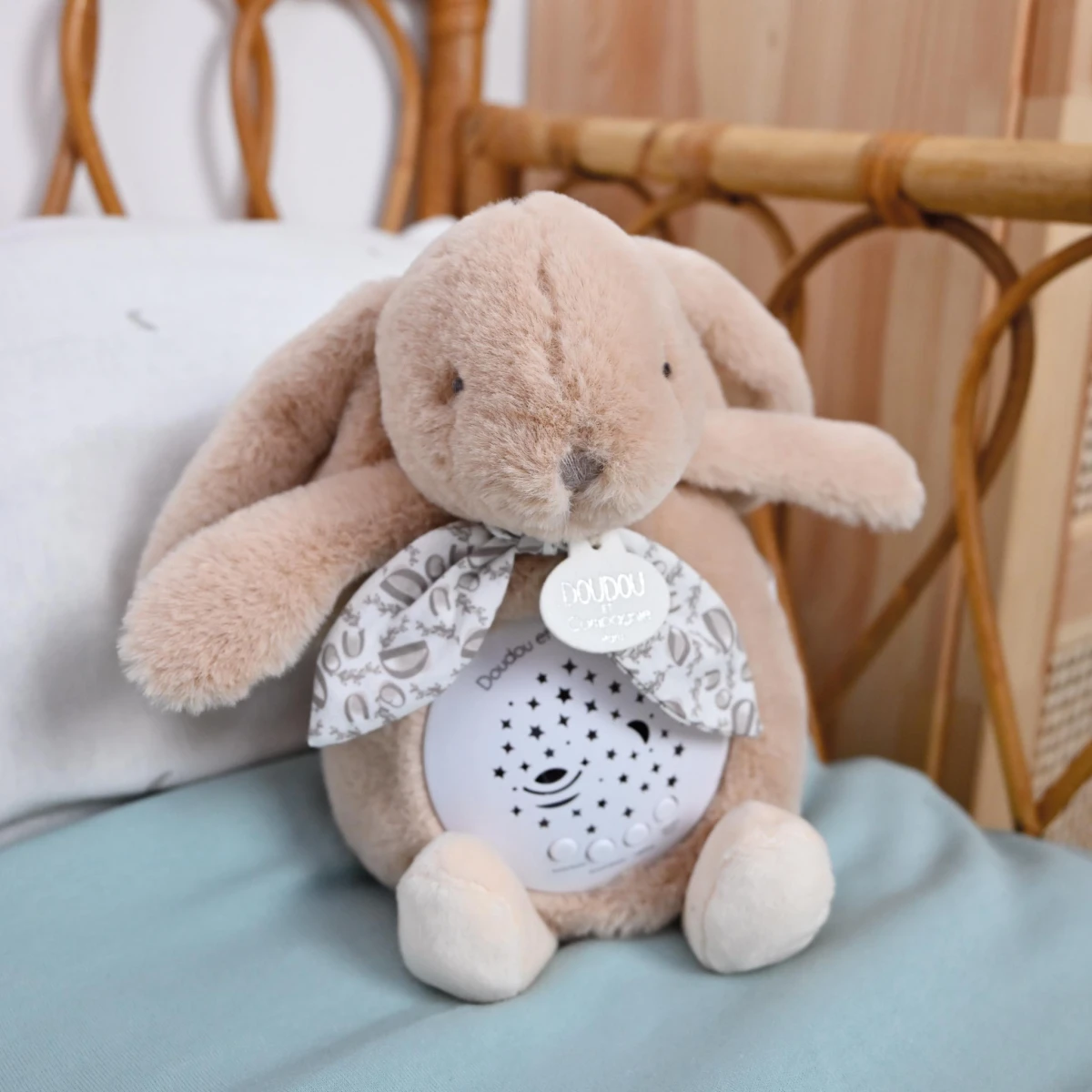 DOUDOU ET COMPAGNIE DOUDOU lampka projektor muzyczny króliczek Lapin Doudou Projection  19 cm beżowy piaskowy