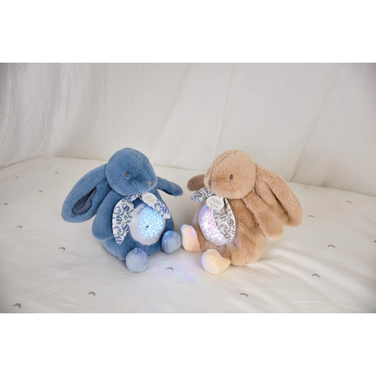 DOUDOU ET COMPAGNIE DOUDOU lampka projektor muzyczny króliczek Lapin Doudou Projection  19 cm beżowy piaskowy