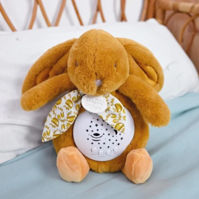 DOUDOU ET COMPAGNIE DOUDOU lampka projektor muzyczny króliczek Lapin Doudou Projection  19 cm ochra